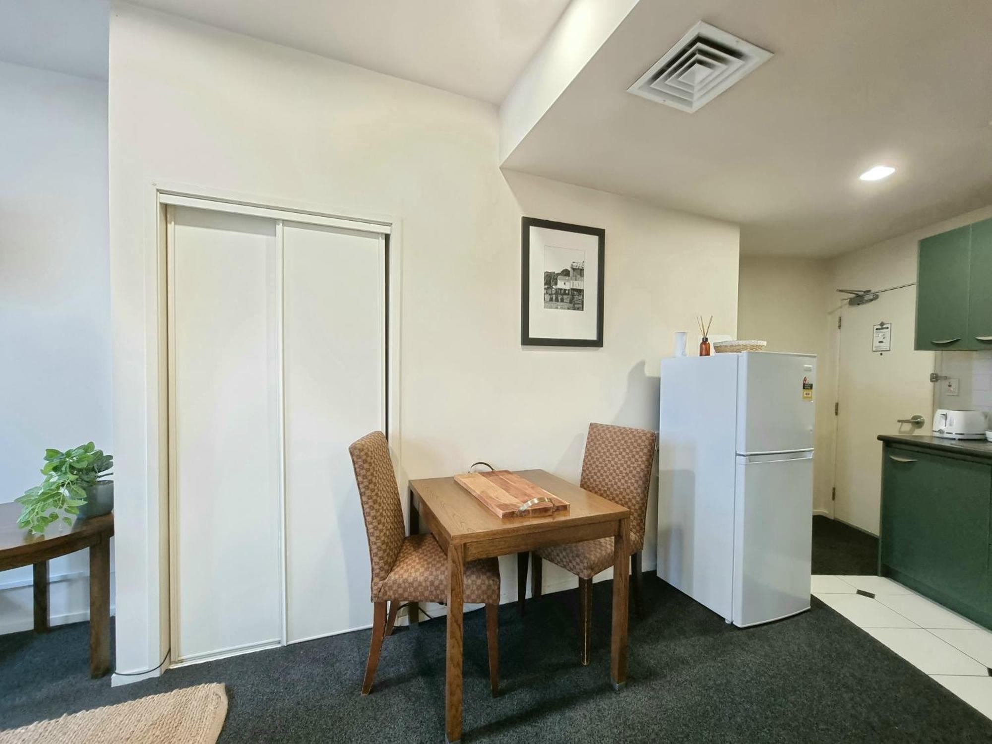 Urban Deco Apartment On Queen Street Auckland Pokój zdjęcie